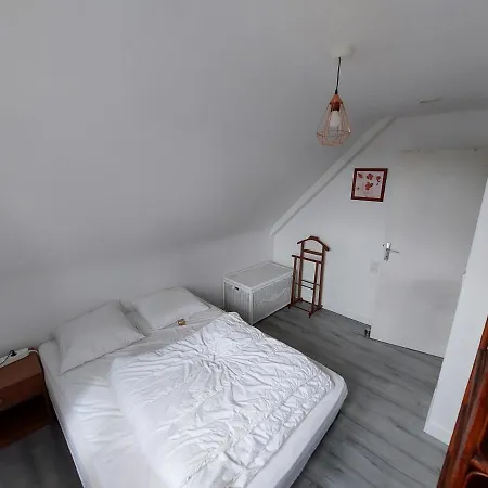 Holiday home Grande Maison De 4 Chambres, 9 Couchages Proche Du Mont Michel Saint-James